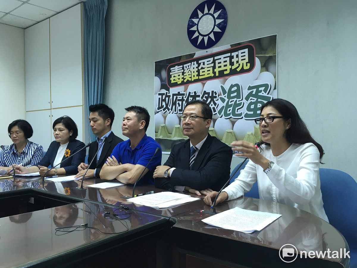 台灣在爆出食安風暴，彰化有三家雞場驗出含農藥芬普尼的雞蛋，國民黨立院黨團今（22）天召開記者會，要求農委會與衛福部食藥署，應該要有人負起責任，該下台的就下台。 圖：趙婉淳／攝