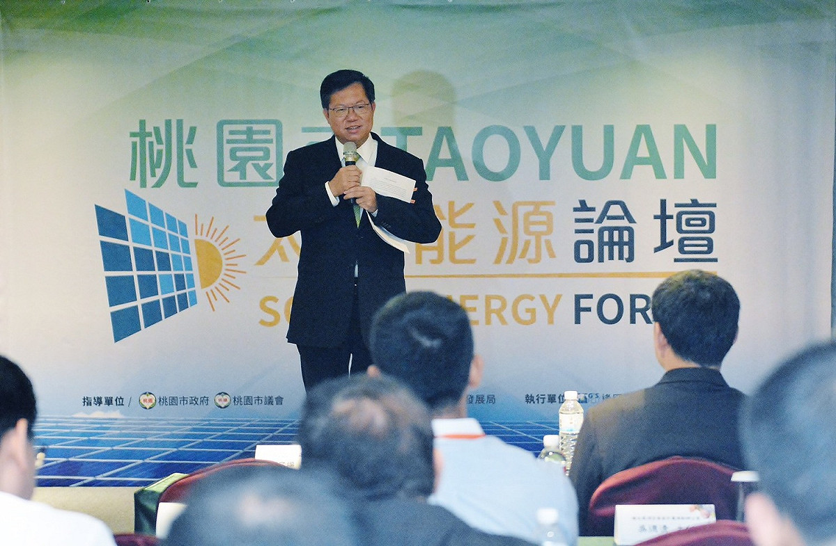 發展能源轉型，鄭文燦22日說，要將再生能源發電提高到總發電量20%，最具有可行性的就是太陽能與風力發電。 圖：桃園市政府/提供