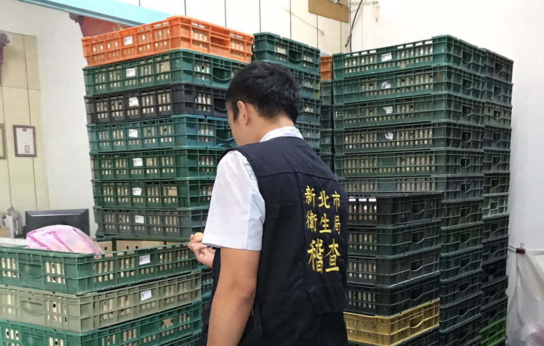 新北市衛生局稽查雞蛋殘留農藥芬普尼的新北端下游，表示今晚將把相關蛋品全數退回「峻憶蛋行」。 圖：新北市衛生局提供