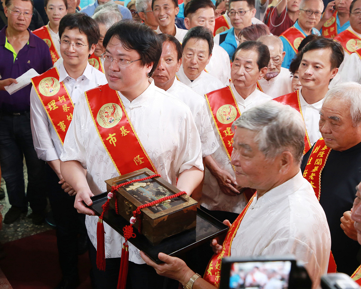 基隆市長林右昌今（22）日赴共同舉行開基老大公廟舉行開啟龕門儀式。 圖 : 基隆市政府/提供