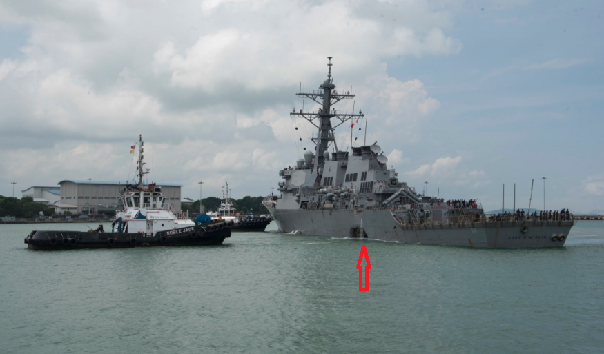 美軍驅逐艦馬侃號21日在麻六甲海域發生撞船事件，船身被撞破一個大洞（箭頭處），死傷官兵還在確認中。 圖：翻攝美軍太平洋司令部第七艦隊推特