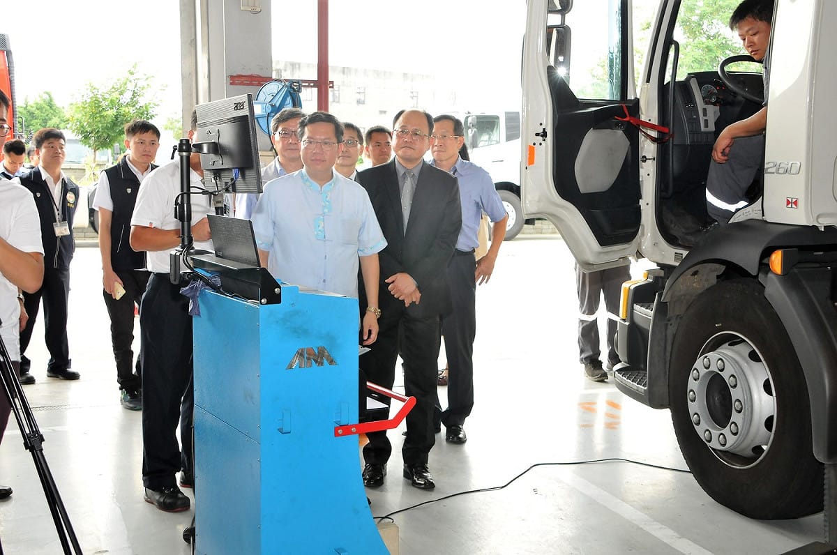管制柴油車，桃園市政府和太古汽車合作，推動「保檢合一」措施，鄭文燦(中)表示，這個措施既能控制污染的排放，更便利於市民。 圖：桃園市環保局/提供