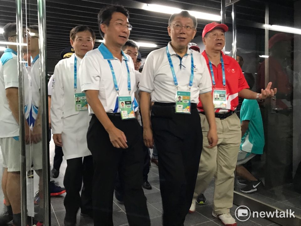 台北市長柯文哲今（23）日前往台北網球中心慰問世大運同仁。 圖 : 周煊惠／攝