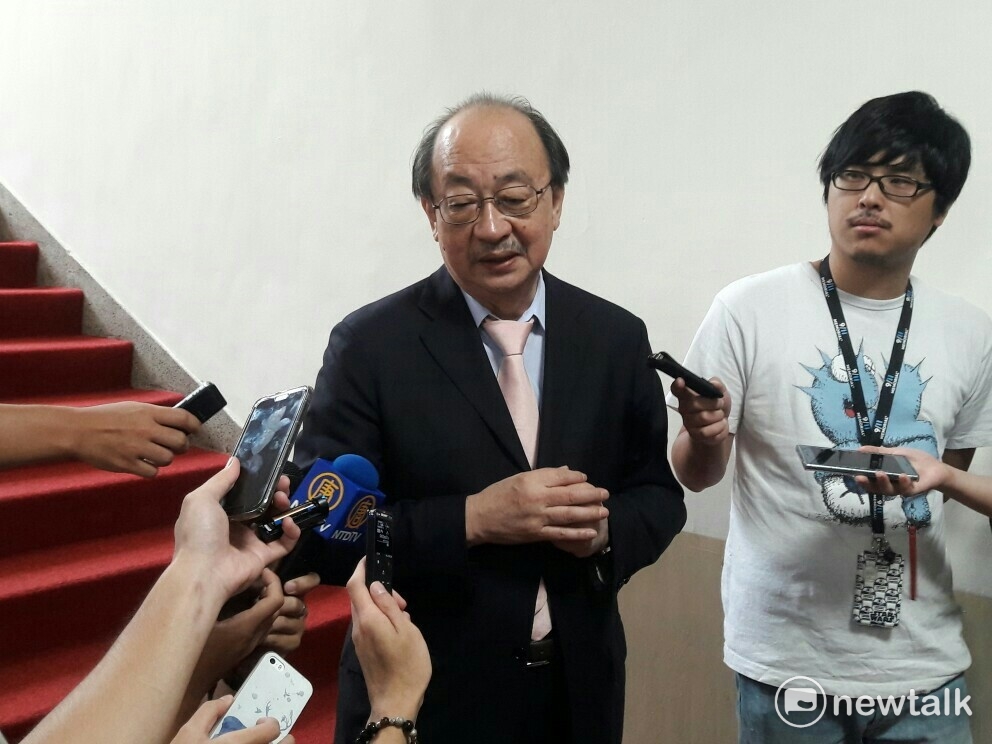 為擋下前瞻國民黨團提出一萬多案，「三個月也表決不完」，柯建銘這兩天拜會王金平、曾永權、李彥秀等人見面協商，柯今（23）日受訪表示，立院成天對抗、空轉絕非國家之福，因此會窮盡所有方法來和國民黨溝通。 圖：張芸嘉/攝