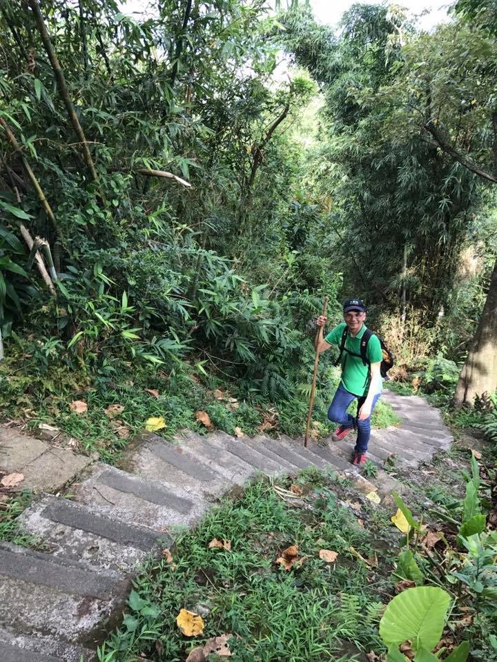 前行政院長游錫堃23日在臉書貼出登山照，強調「悠遊山林，消遙自在」以回應媒體人事報導。 圖：游錫堃臉書