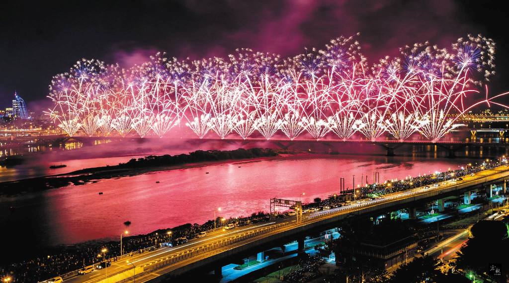 台北市議會今日進行預算審查，台北河岸音樂季今年預算遭刪400萬，將不會再施放大稻埕煙火。圖為大稻埕煙火資料照。 圖：翻攝自《走吧！走遍世界！》臉書專頁