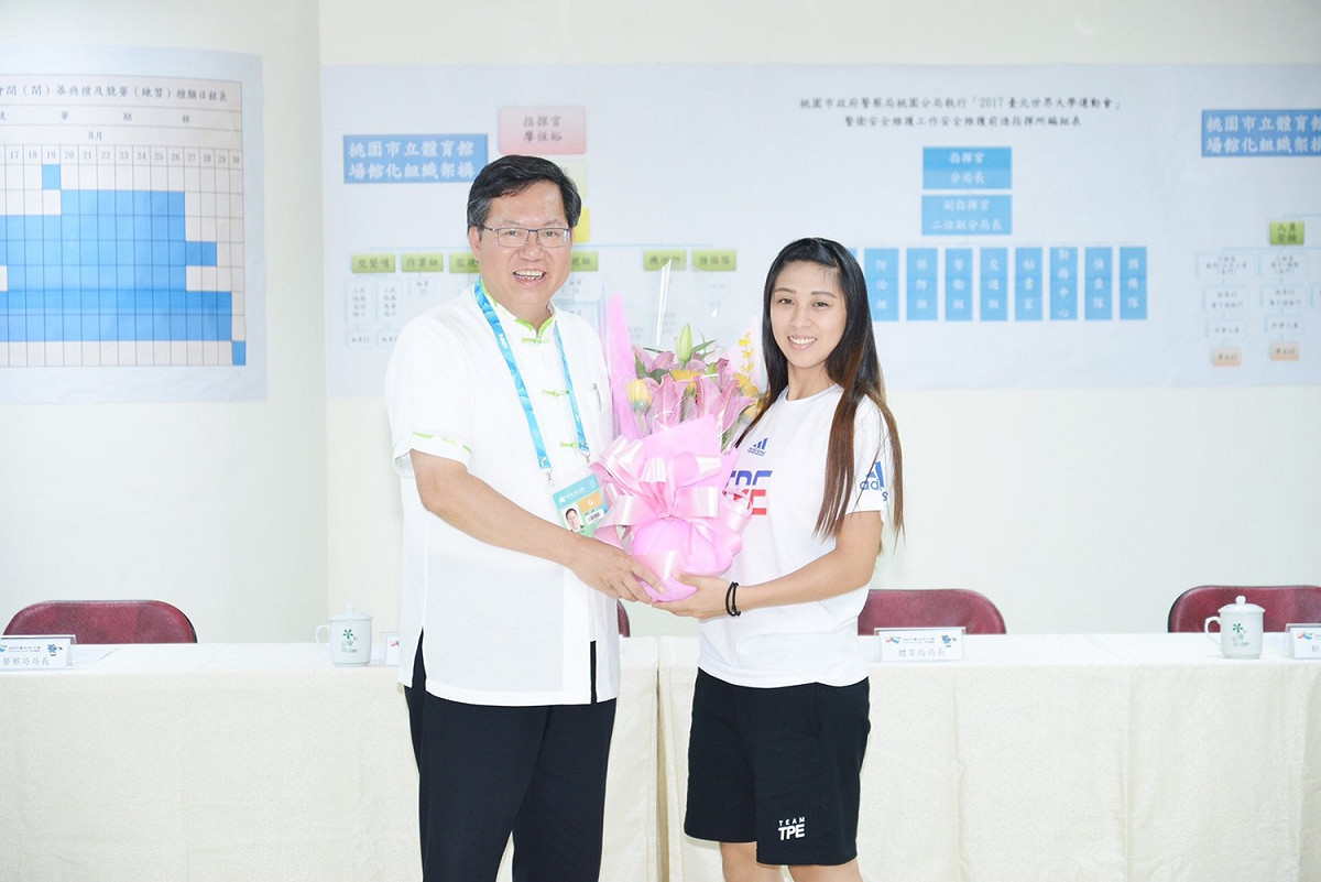 來自桃園的台灣隊跆拳女將蘇佳恩在世大運奪金，桃園市長鄭文燦今送上花束和高科技耳機，恭喜她進一步成為「台灣之光」。 圖：桃園市政府/提供