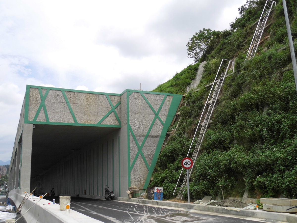 安和支線(安捷路)旁山坡地陡峭，新北市工務局特別施作一長達110公尺的明隧道，避免路旁土石坍塌。 圖：新北市工務局/提供