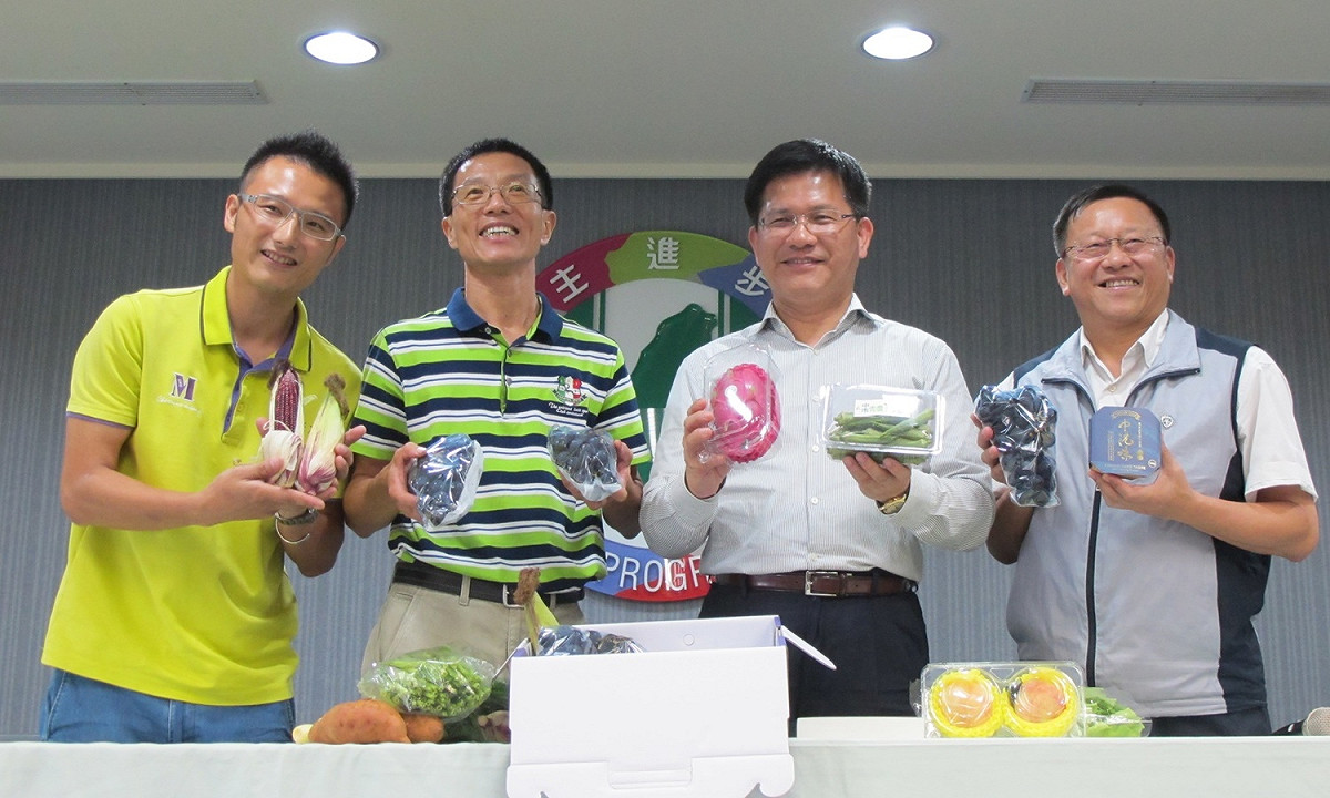 台中市長林佳龍（右二）23日出席民進黨會後記者會。 圖：林朝億/攝
