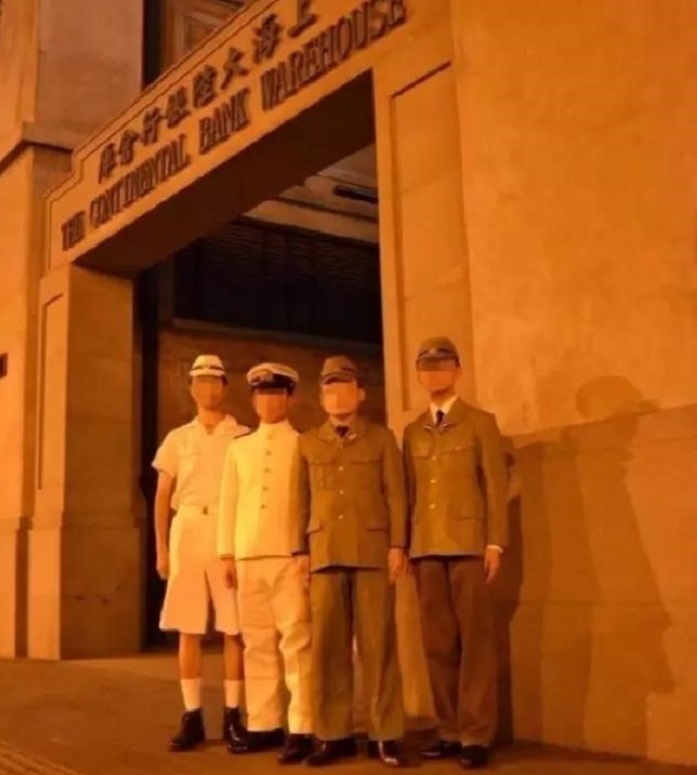4名中國青年日前身穿仿製二戰日本軍服在上海四行倉庫抗戰紀念館前合影，引發中國網友眾怒。 圖：翻攝新民網