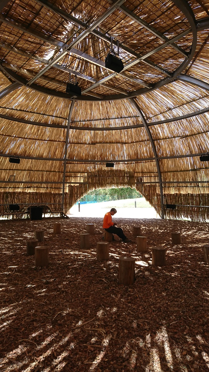 桃園地景藝術節在觀音區崙坪廢營區，建置了環保音樂人馬修連恩的「擁抱」聲音地景裝置藝術，置身充滿大自然律動的音樂中， 人的內在會自然而然的 安靜下來。 圖:桃園市文化局提供