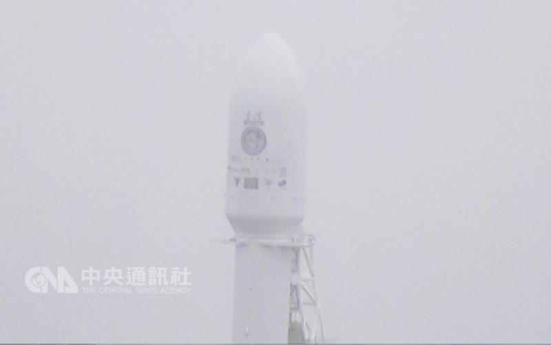 封裝福衛五號的鼻錐罩，是火箭第2節結構的一環，外 觀標誌著「臺灣」中英文字樣。 圖 : 中央社