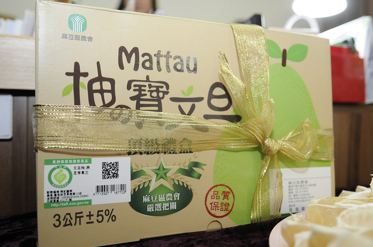 今年農會預估文旦零售價每台斤平均價60元左右，消費者的荷包可以稍微安心，不用花大錢就能品嚐到全台最棒，且具有產銷履歷驗證的文旦。 圖：農委會/提供