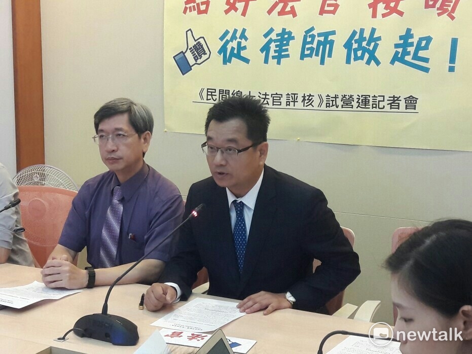 台北律師公會理事長薛欽峰指出，他們對司法的要求，是連0.5%的負評都不能有，因為法官判決及審判過程，乘載著人民非常高的期待，希望能透過民間的評核系統，表彰好的法官，讓不好的法官在法律市場慢慢被淘汰。 圖：張芸嘉/攝
