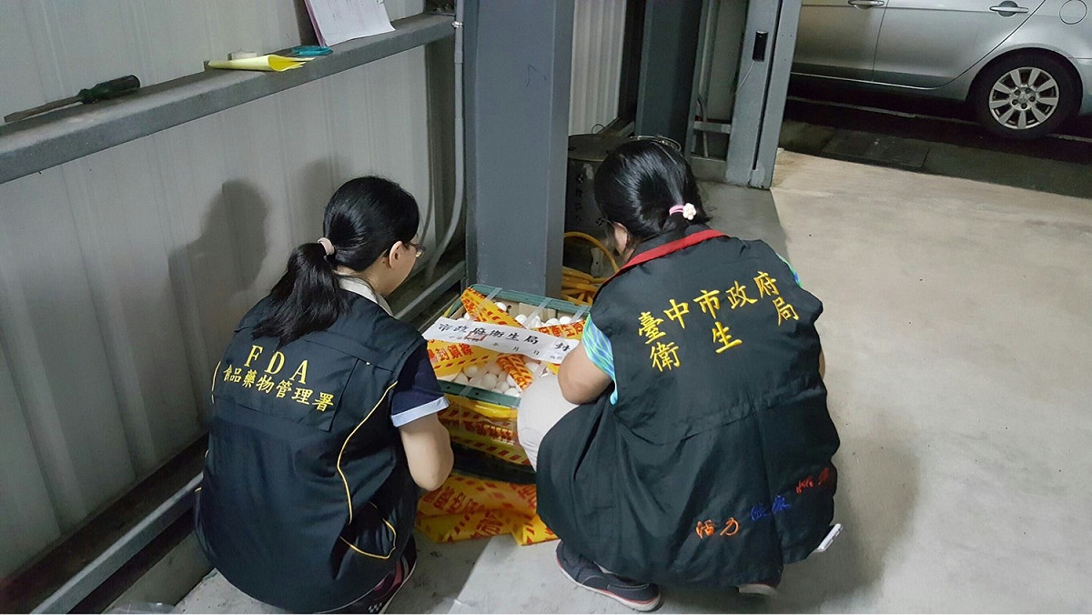 位於梧棲的業者表示，他們向彰化縣文政牧場每周購入2至3次蛋品，一次約100至150籃(12公斤/籃)。 圖：台中市政府衛生局 / 提供