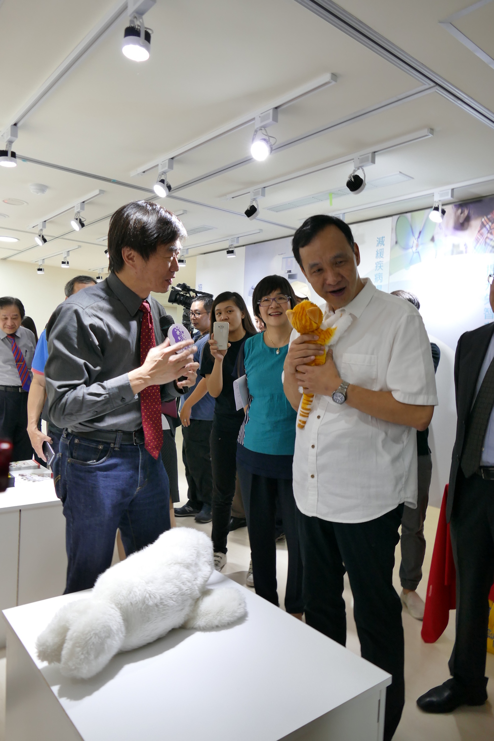 朱立倫體驗操作失智照護科技產品"智慧陪伴寵物"。 圖：新北市衛生局/提供