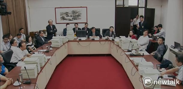 針對前瞻預算案，立法院朝野黨團24日花了一整天討論後初步達到共識，不料國民黨團晚間急轉彎導致破局。    圖：翻拍自立法院直播