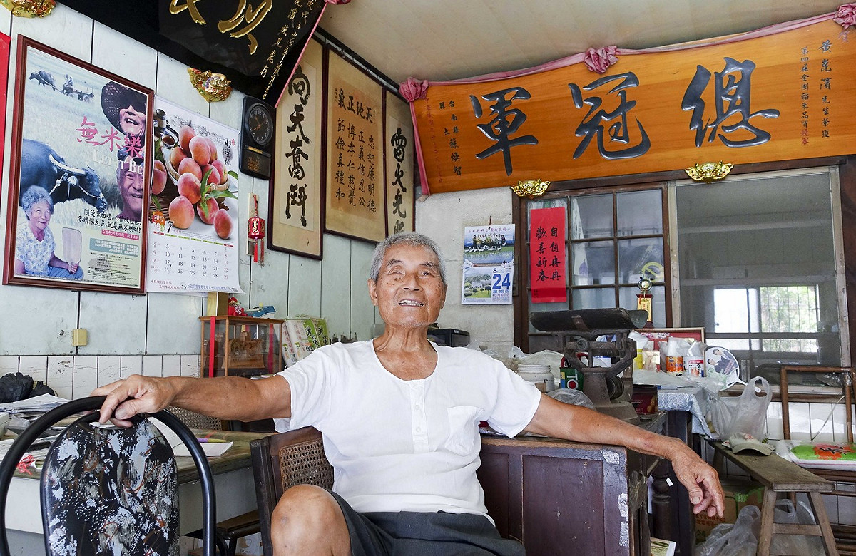 老職人崑濱伯仍樂天的守著米店。 張大魯/攝影