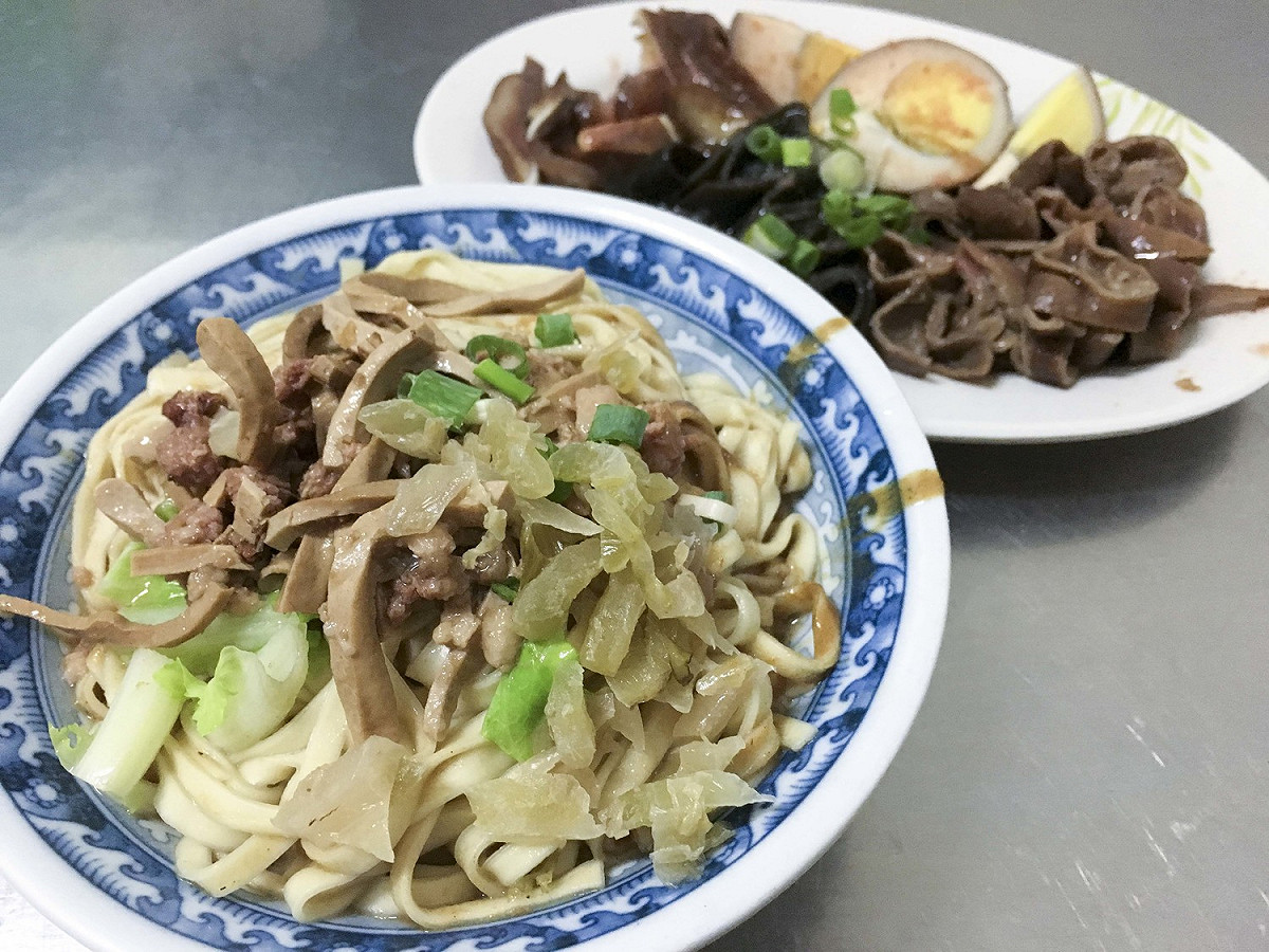 無名麵店，推薦麻醬麵再切盤滷味。 張大魯/攝影