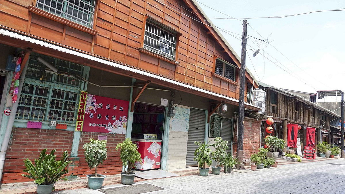 後壁菁寮村成為觀光熱點，每逢例假日，遊客紛紛在老街中尋找崑濱伯的冠軍米、煌明伯的手工棉被、文林伯的牛車。 張大魯/攝影