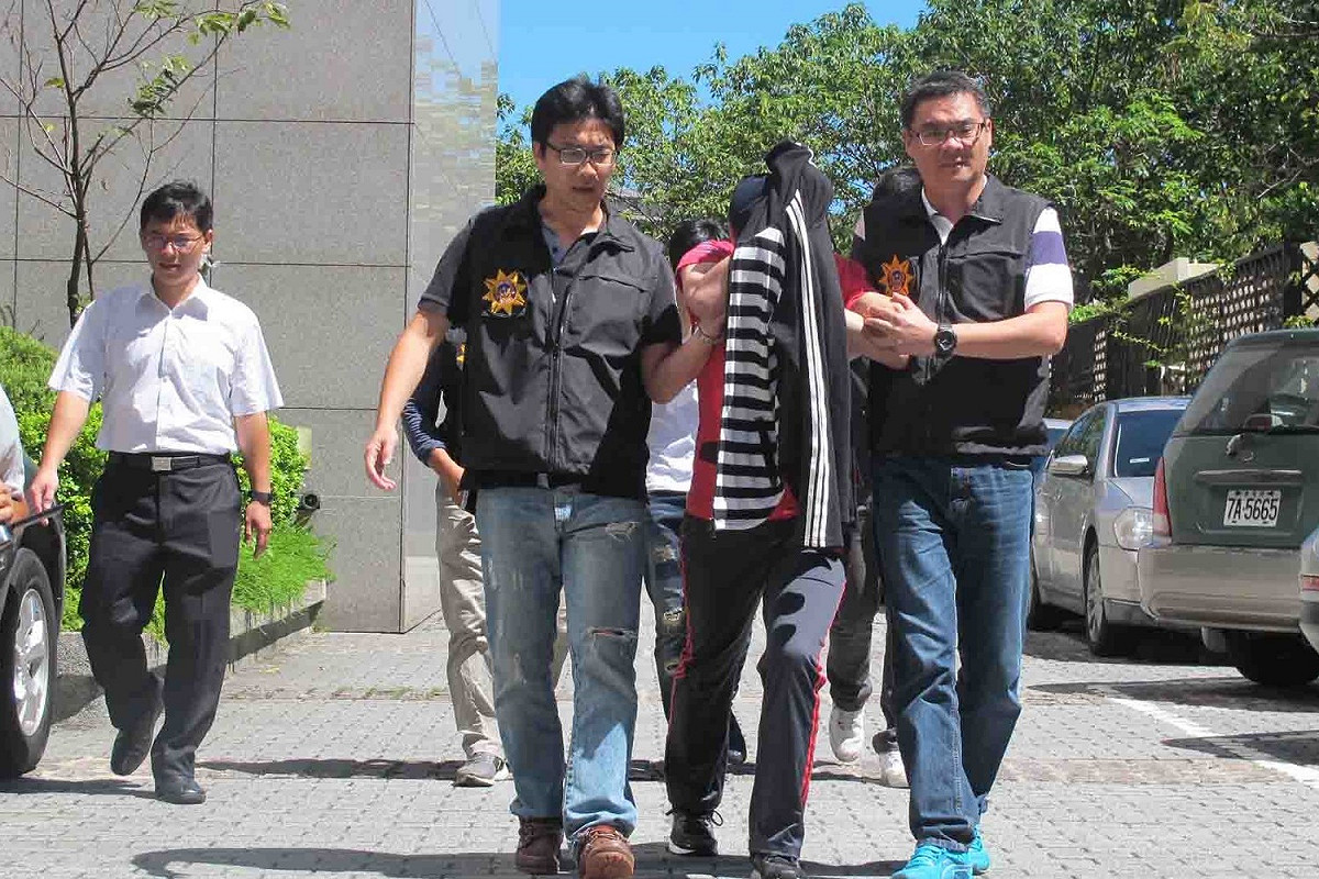 25歲黃琪與鍾姓友人取得被害人個資及信用卡號，透過Apple Pay行動支付從網路賣精品或訂飯店，今（25）日緝捕到案。 圖：刑事警察局
