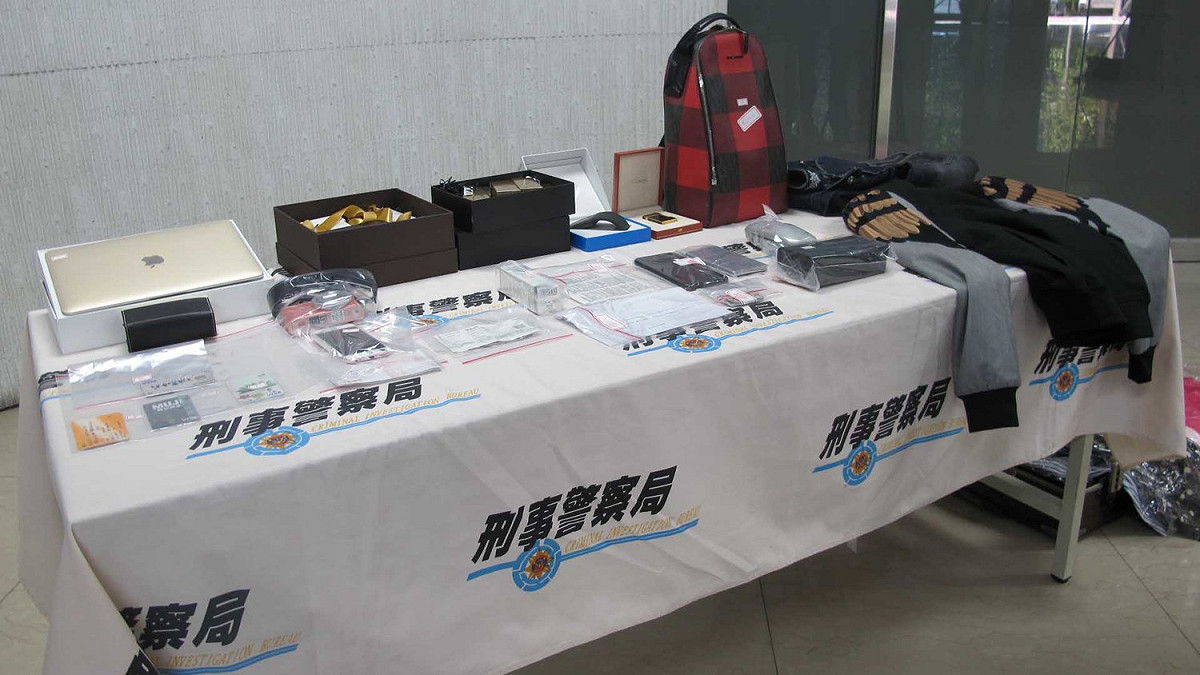 歹徒先取得被害人個人資料、銀行信用卡號，躲過銀行身分認證機制，成功申請行動支付服務後，再利用網路購買3C產品、服飾、化妝品等精品。 圖：刑事警察局