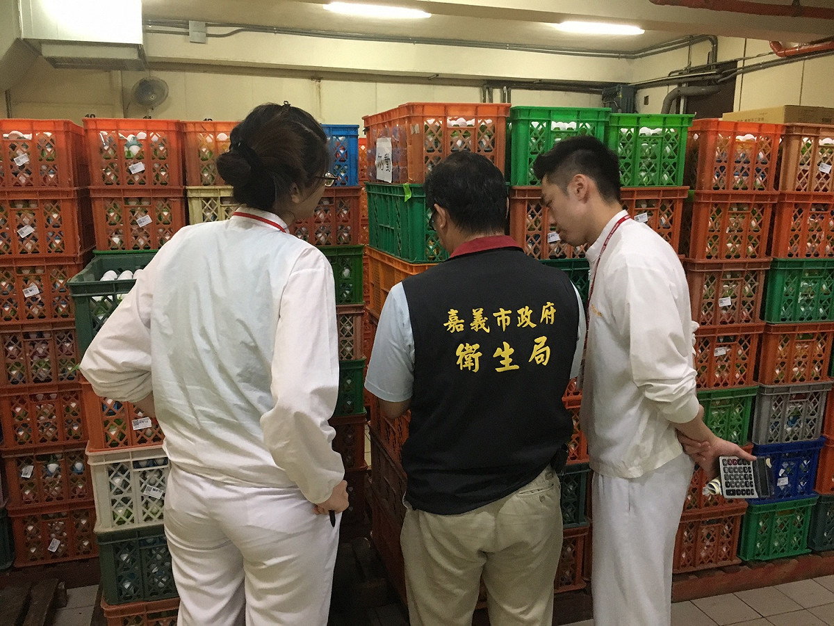 嘉義市政府衛生局稽查台南市「廣福雞場」的問題雞蛋。 圖：嘉義市政府/提供
