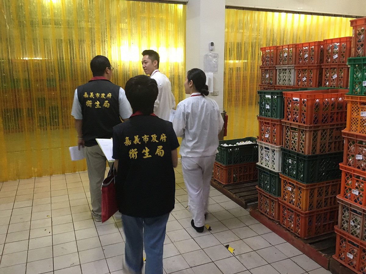 嘉義市政府衛生局稽查台南市「廣福雞場」的問題雞蛋。 嘉義市政府/提供