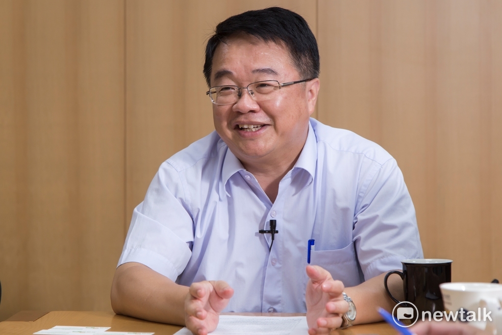 當談到吳秉叡有興趣的話題時，他就全然笑開懷。 圖：王愷/攝