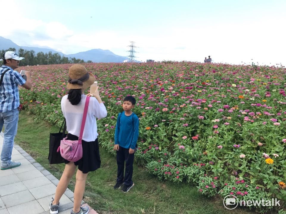 民眾與花海合影。 圖 : 周煊惠／攝