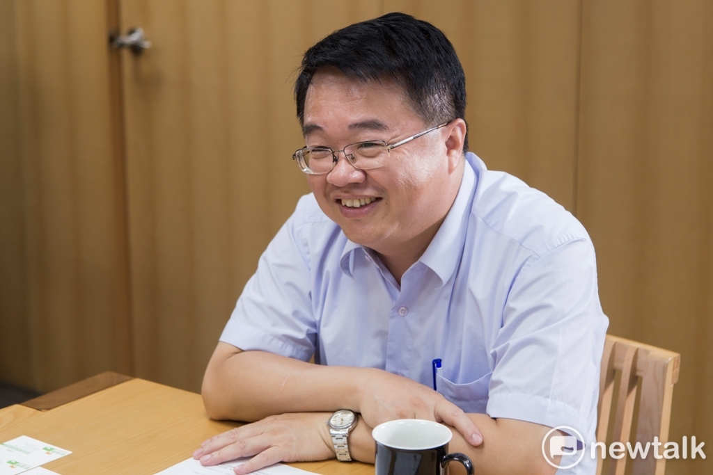 吳秉叡談到，會和兒子看電競比賽，此時露出慈父的笑容。 圖：新頭殼資料照片