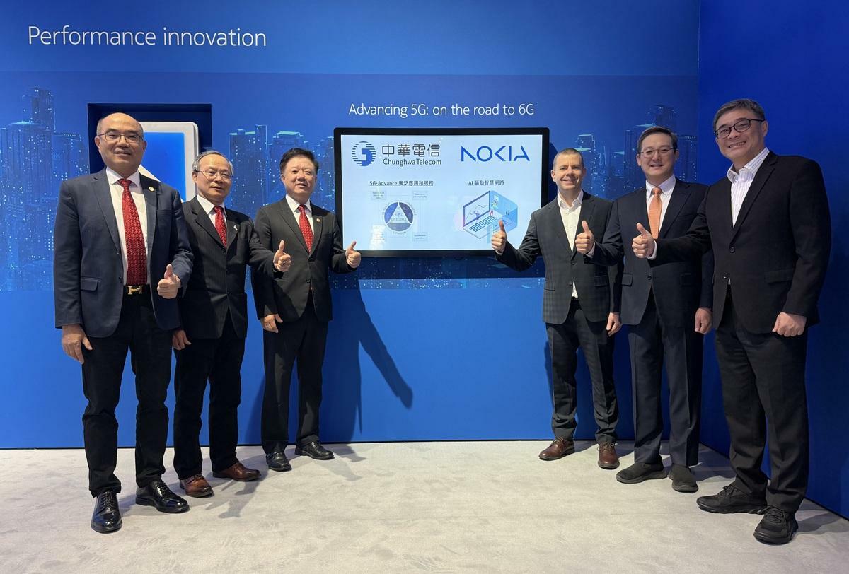 中華電信攜手諾基亞導入5G創新應用，雙方代表於MWC 2025諾基亞攤位合影。照片左起中華電信網路技術分公司總經理賈仲雍、中華電信技術長暨執行副總經理黃志雄、中華電信董事長簡志誠、諾基亞行動網路事業群全球資深副總裁Mark Atkinson、諾基亞行動網路事業群亞太區資深副總裁Jae Won 、台灣諾基亞通信公司總經理劉明達。 圖: 中華電/提供
