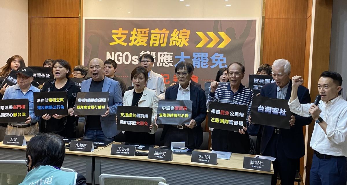 由70個民間團體今日在立法院舉行「支援前線-NGOs響應大罷免」行動記者會，出席者前排包括台灣轉型正義理事呂昱、人本教育基金會執行長馮喬蘭、黑熊學院執行長諸福銘、辜寬敏基金會董事長王美琇、台獨聯盟主席陳南天、台灣派聯盟副總召李川信、台灣社社長陳彩仁及辜寬敏基金會副執行長楊宗澧。 圖：林朝億/攝