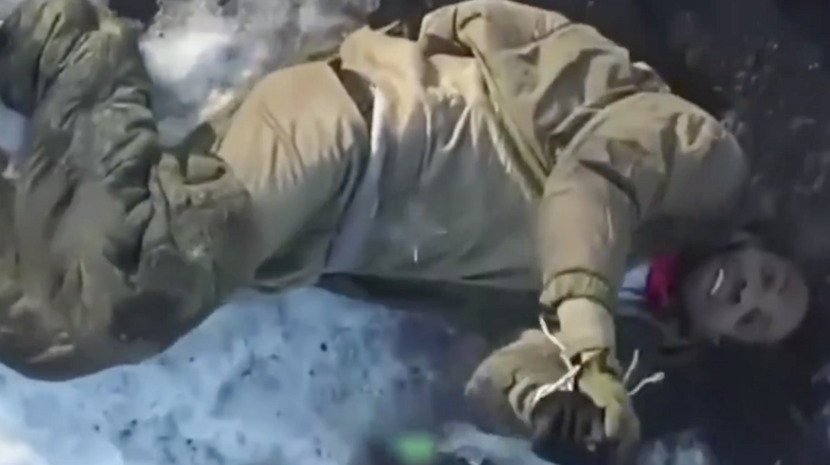 俄羅斯軍隊捆綁自己的士兵，並以此士兵作為無人機襲擊的誘餌。 圖：截自「x」@nexta_tv