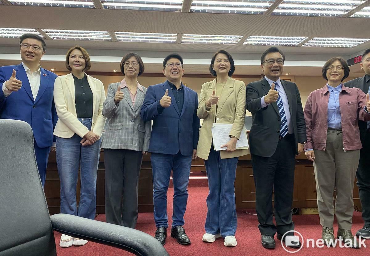 國民黨、民眾黨立委在立法院程序委員會拍畢業照。 圖：林朝億/攝
