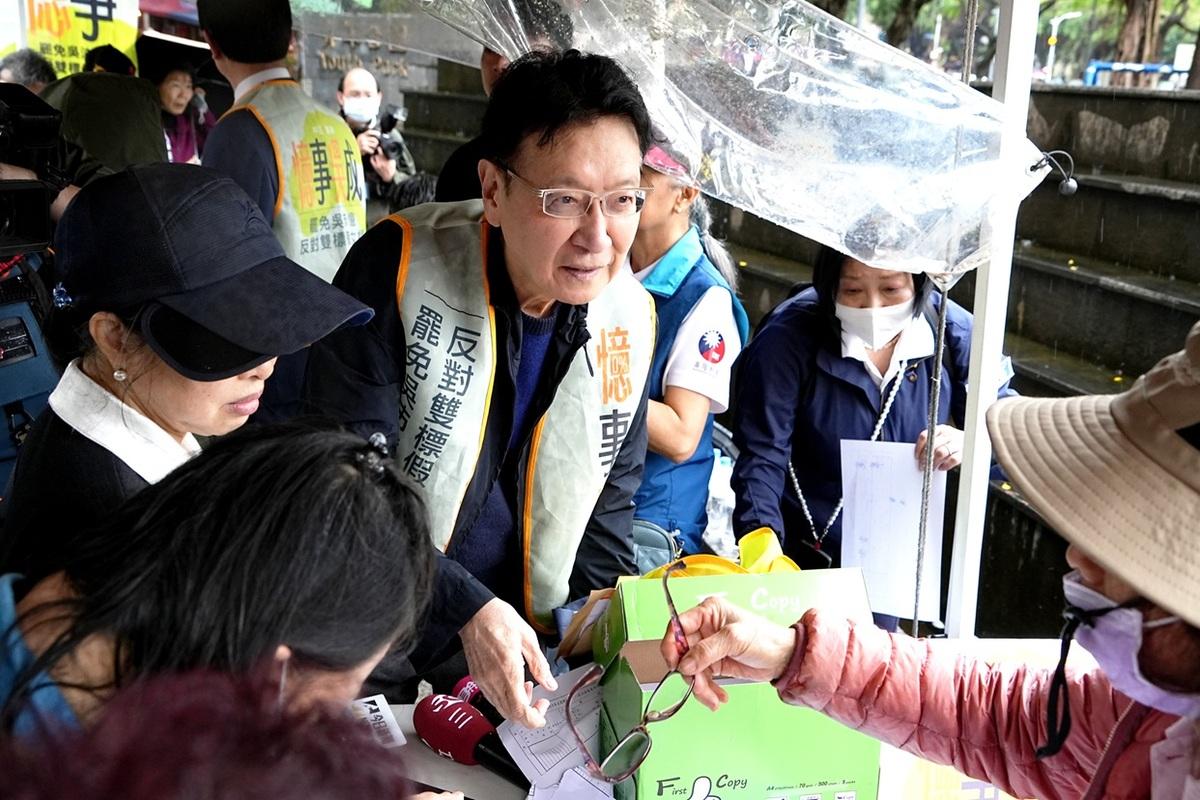 資深媒體人趙少康與藍營民代到吳沛憶罷免連署站聲援。 圖：趙少康辦公室/提供