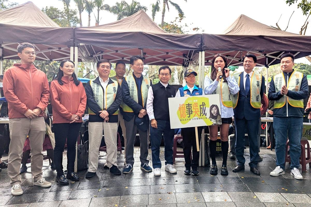 資深媒體人趙少康與藍營民代到吳沛憶罷免連署站聲援。 圖：趙少康辦公室/提供