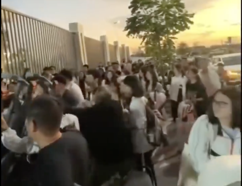 廣東汕頭市第二中學金鳳半島校區數百名高三學生因不滿學校對遲到的嚴格處罰，強行拆除校門或翻牆進入校園。 翻攝自 X 羅翔