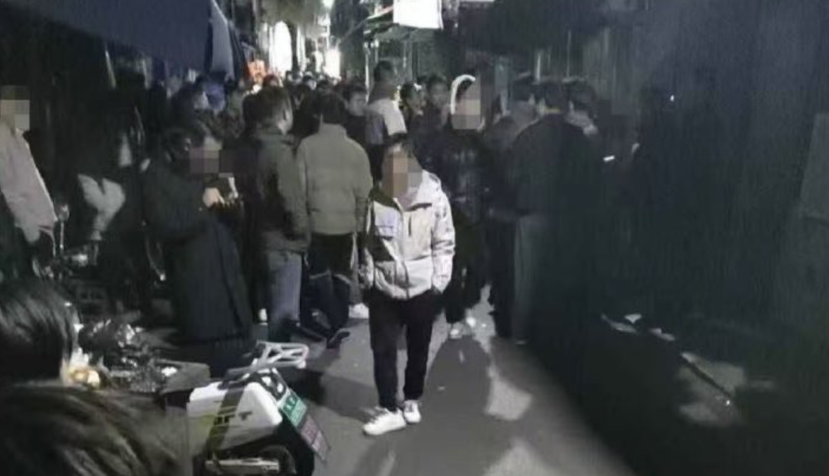 中國長沙某小區內一家隱秘經營的場所因「頭牌花魁」生意火爆，吸引眾多男性顧客光顧，甚至一度出現 40 餘人排隊等待「服務」的情況。 翻攝自 X 羅翔