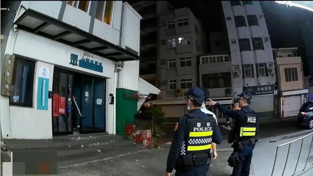 民眾黨澎湖縣黨部今天凌晨遭砸，大門玻璃破損。 圖：翻攝民眾黨澎湖縣黨部臉書