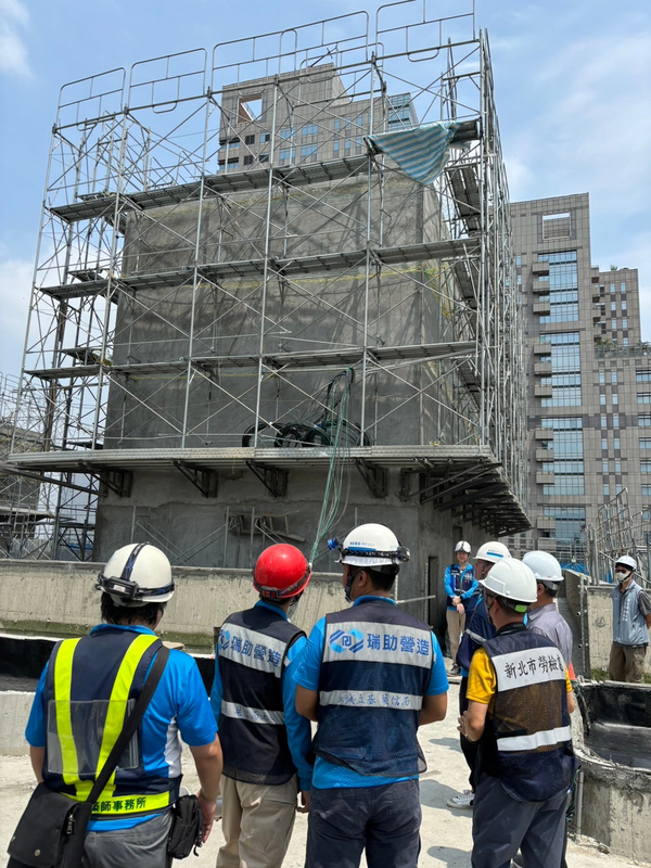 現場評核工安情形。 圖：新北市勞檢處/提供