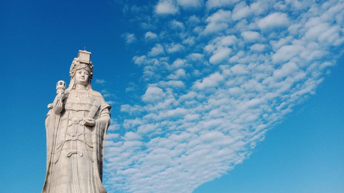 由365塊花崗岩為主結構砌成的媽祖巨神像，主體高28.8公尺，是護佑馬祖的地標。 圖：孫家銘攝