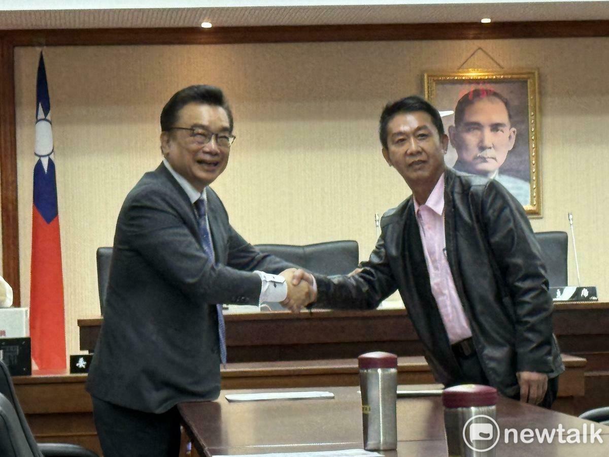 交通委員會召委選舉，國民黨禮讓民眾黨立委林國成（左）、民進黨則推綠委許智傑（右）擔任召委。 圖：周煊惠 / 攝