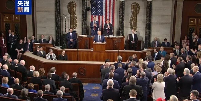 當地時間 4 日 21 時許，美國總統川普在國會聯席會議上發表講話，大談美國夢。 圖 : 翻攝自央視新聞