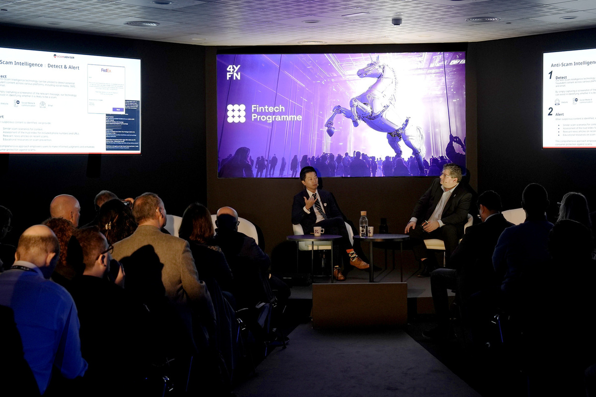 登 2025 MWC「世界行動通訊大會」，圖左起為 Gogolook 商務長林伯翰以及GASA 董事總經理 Jorij Abraham。 圖：Gogolook /提供