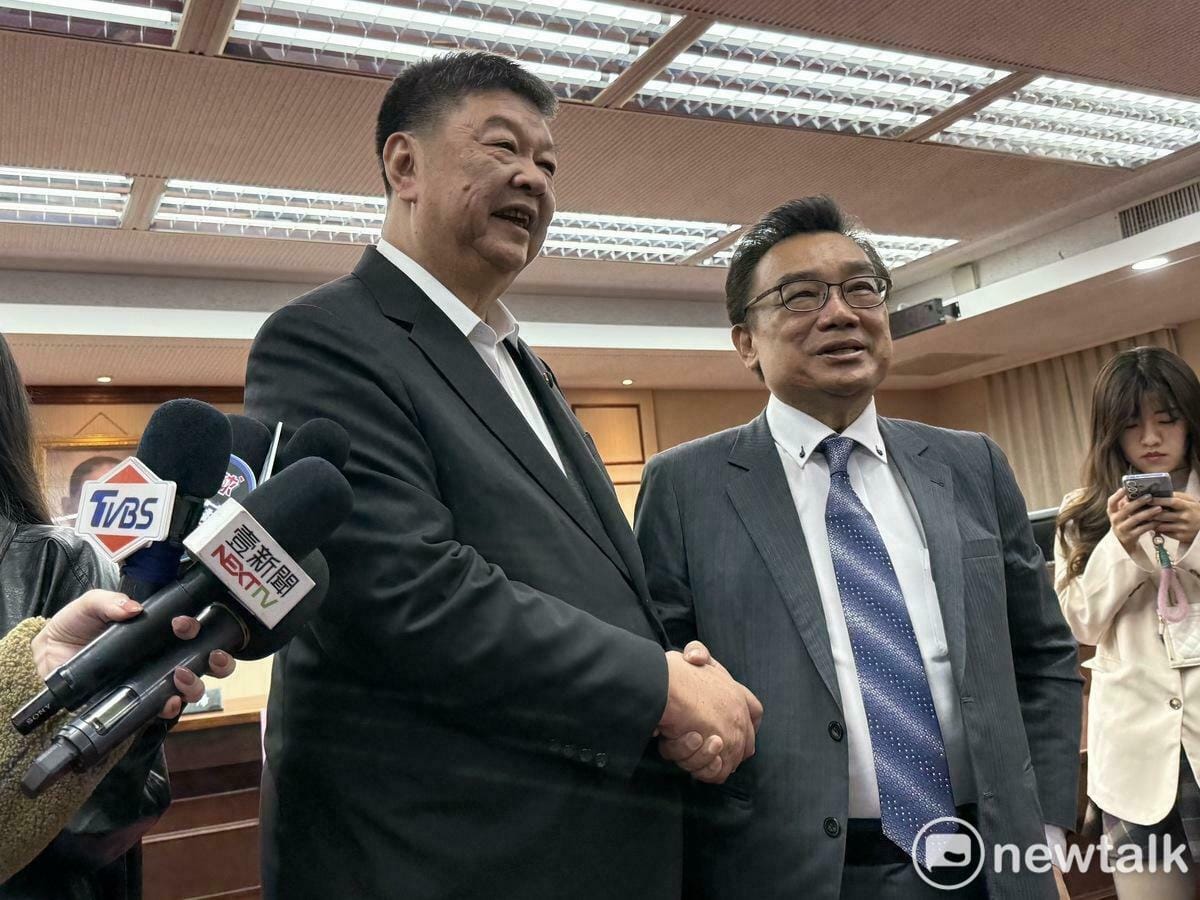 國民黨上屆交通委員會召委陳雪生（左）今特別恭喜民眾黨立委林國成當選交通委員會召委。 圖：周煊惠 / 攝