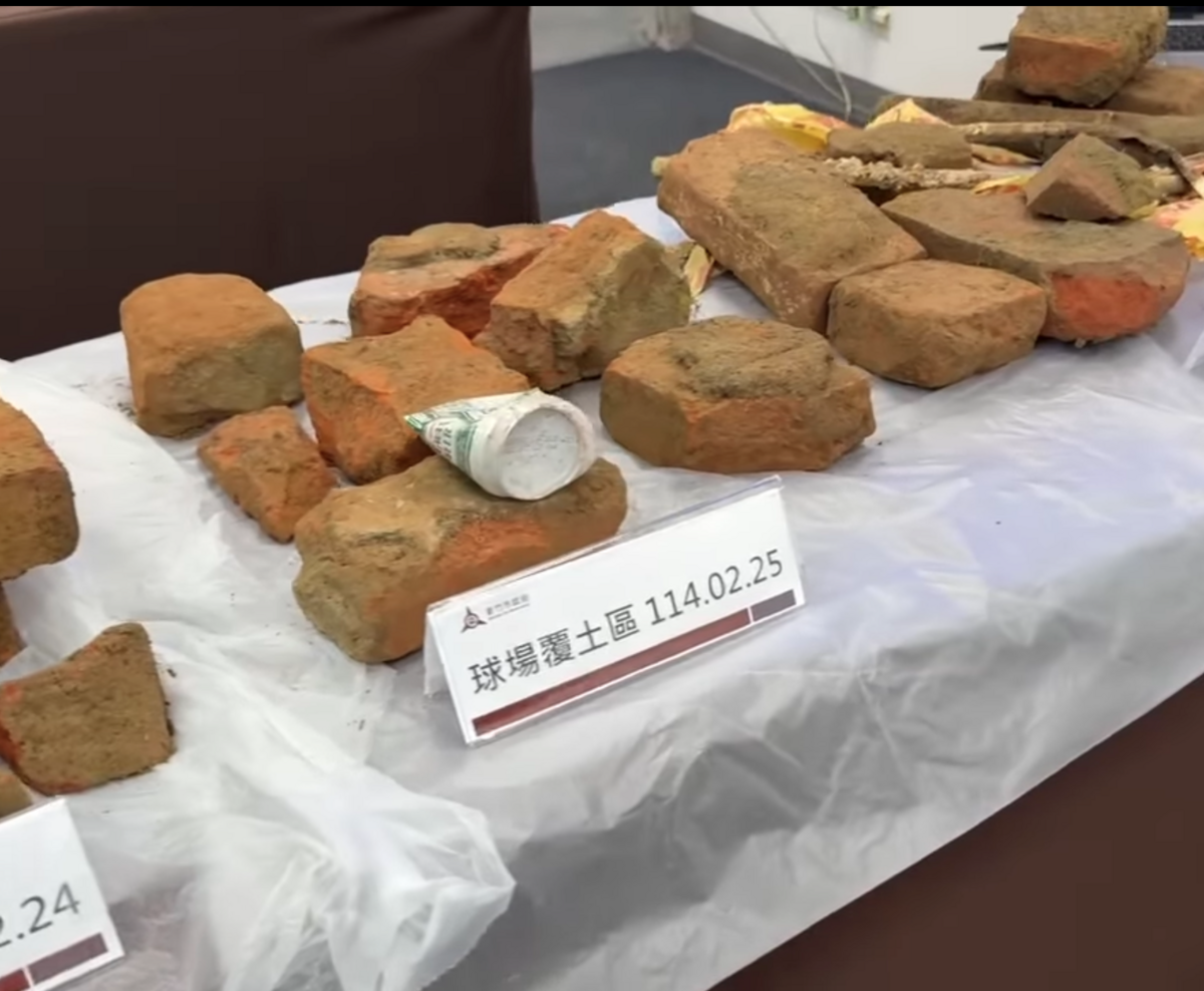 新竹棒球場開挖不僅挖到磚頭等營造廢棄物，還挖到啤酒罐。 圖：翻攝自田方倫臉書
