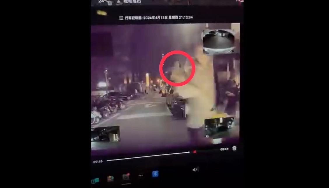 稍早司機更貼出行車紀錄器影片，影片中可以看到王大陸眼神超兇狠，離開前還對司機比中指。 圖：翻攝自IG