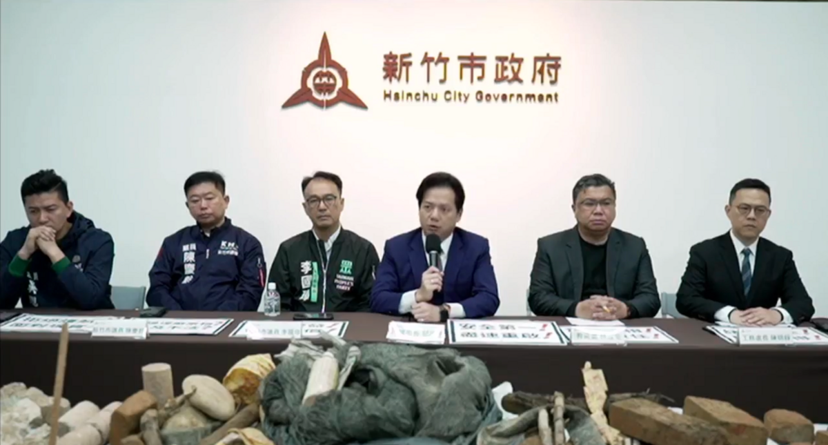 新竹市府今（5）日召開記者會公布新竹市立棒球場第一階段的開挖成果。 圖：翻攝自邱臣遠臉書直播
