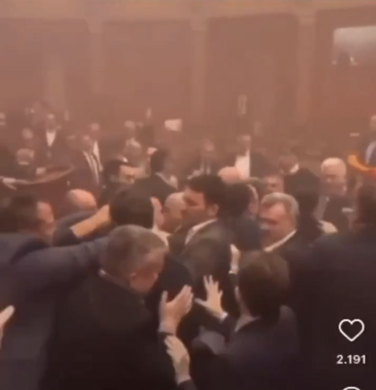 塞爾維亞國會昨（4）日開議，不料爆發激烈衝突，引發全球關注。 圖：翻攝自 NEXTA X 帳號